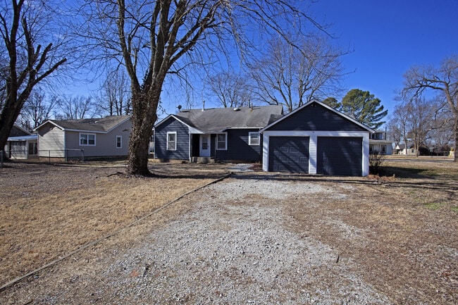 Building Photo - ***403 SW E Street***