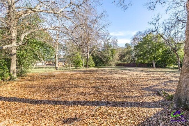 Building Photo - 718 Oakview Square