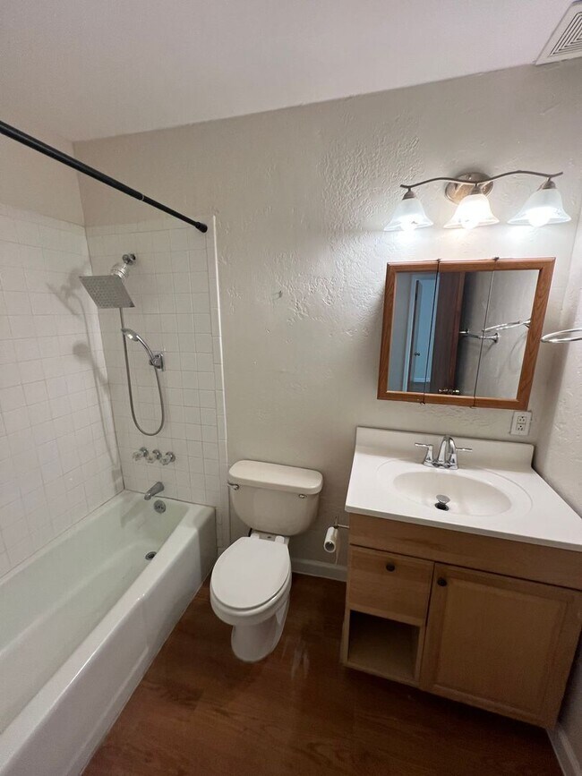 Building Photo - Freshly Updated Condo