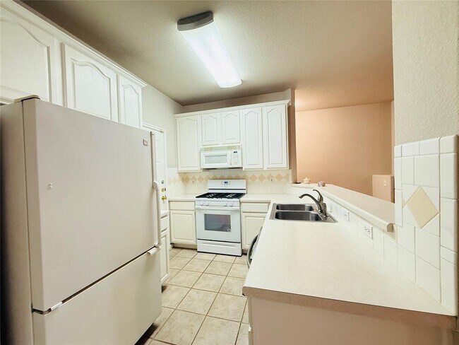 Building Photo - 2100 Pipers Field Dr