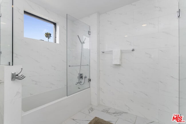 Building Photo - 137 N Doheny Dr