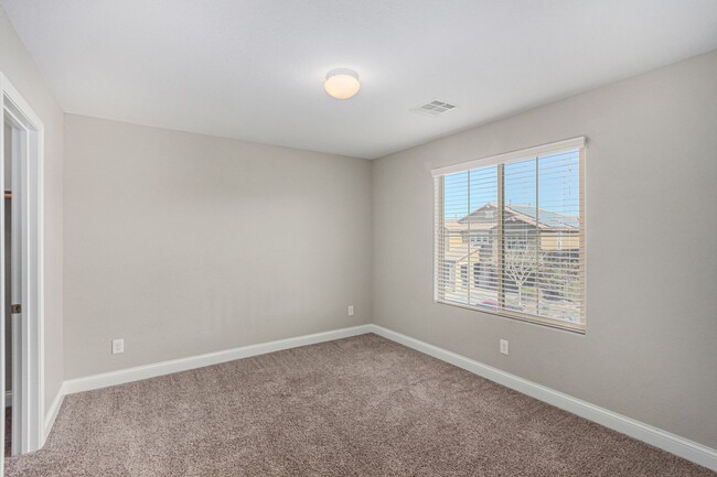 Building Photo - Southern Highlands Home with Loft & Patio!
