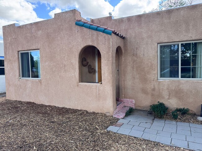 Building Photo - 2 Bedroom, 1 Bathroom Home near Nob Hill/UNM/UNMH