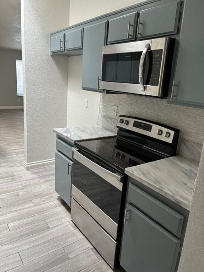 Building Photo - 1 Bedroom Condo with Fireplace, Private Patio, Pool Access & Washer/Dryer Included
