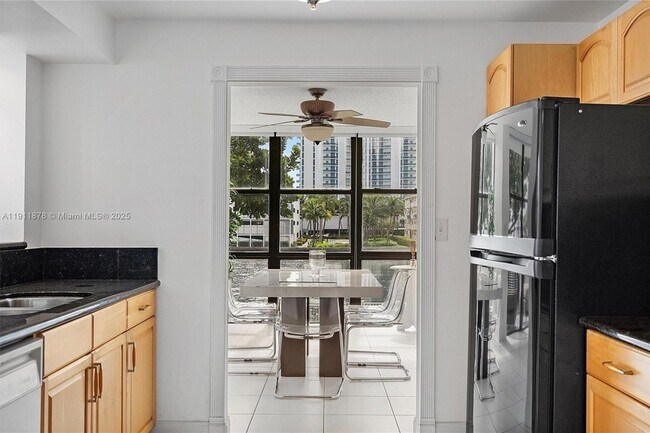 Building Photo - 1000 Parkview Dr