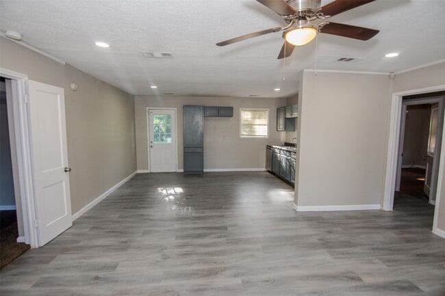 Building Photo - 1105 Mobile Dr