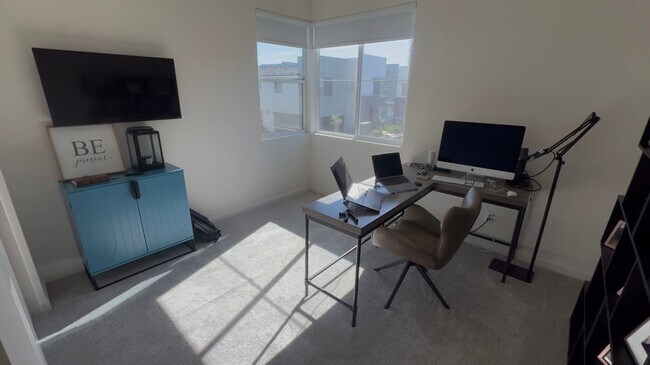 Building Photo - 3 bed, 2.5 bath located in Ontario!