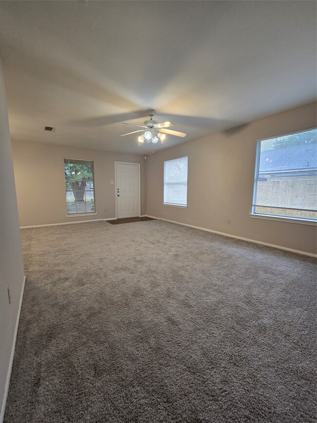 Building Photo - 16022 Old River Rd