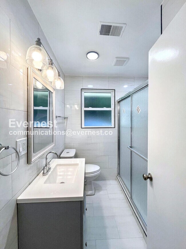 Building Photo - 3 Bed, 2 Bath with Attached Garage / Avail...