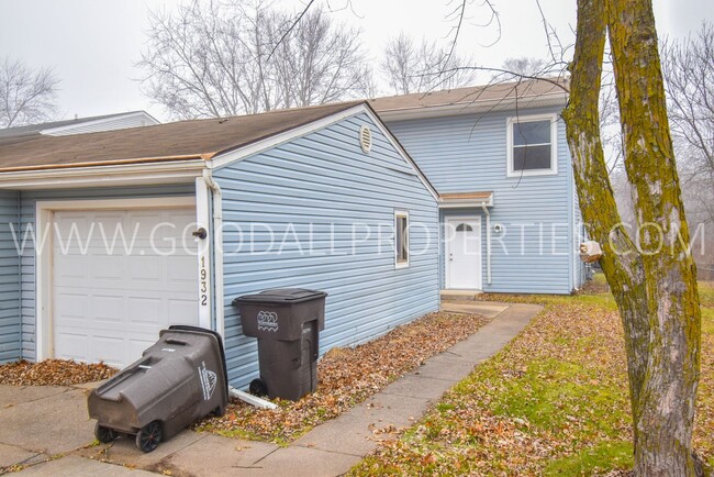 Building Photo - 3 Bedroom 1.5 Bathroom Duplex