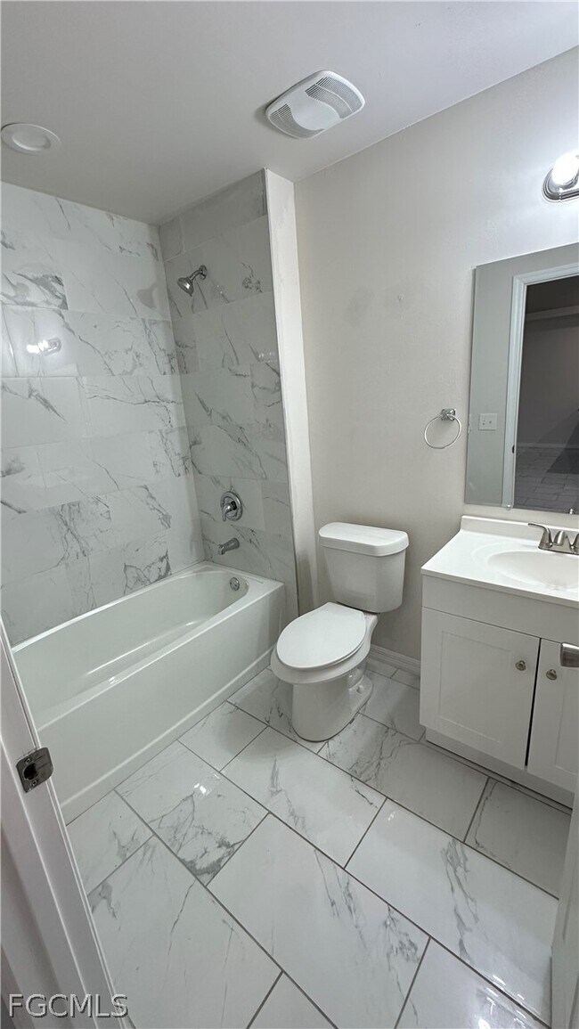 Building Photo - 3303 SW 15th Pl