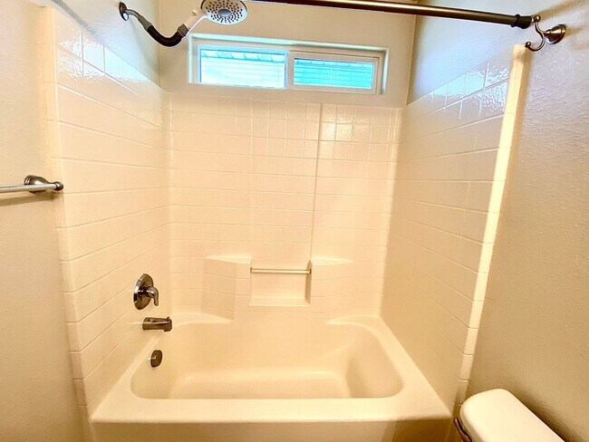 Building Photo - 3 bedroom 2 bath Walking Distance to Sage Valley Middle School