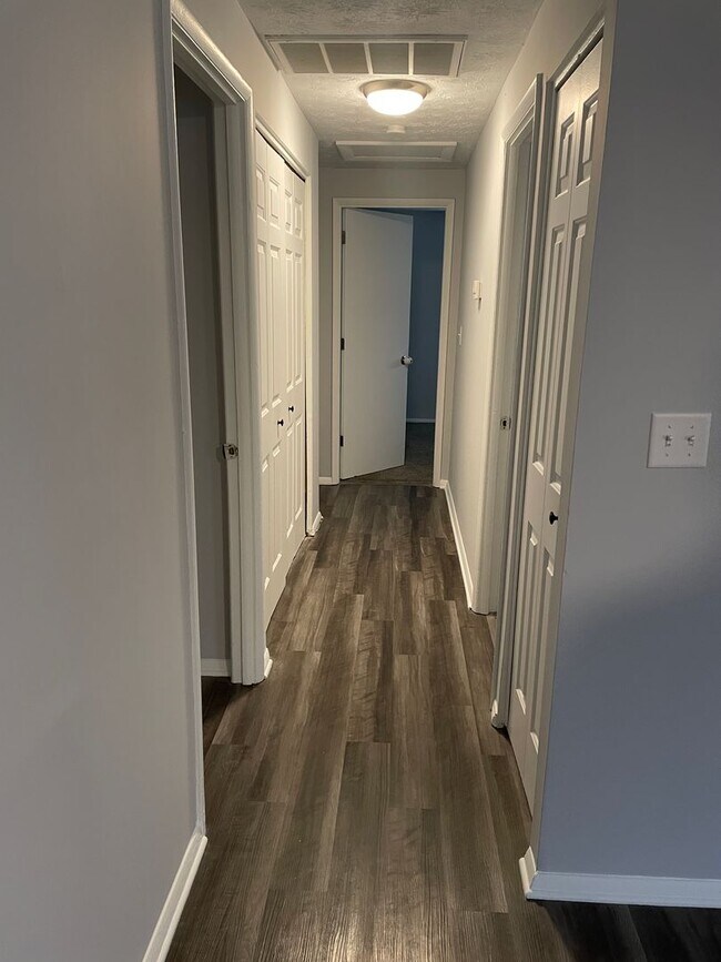 Building Photo - Updated 3 bed/2 bath in Huber Heights