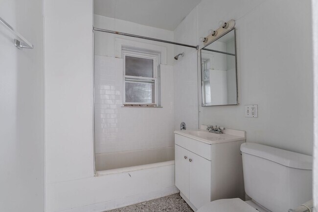 Building Photo - North Center / St. Bens - 2 Bed / 1 Bath - Heat Included