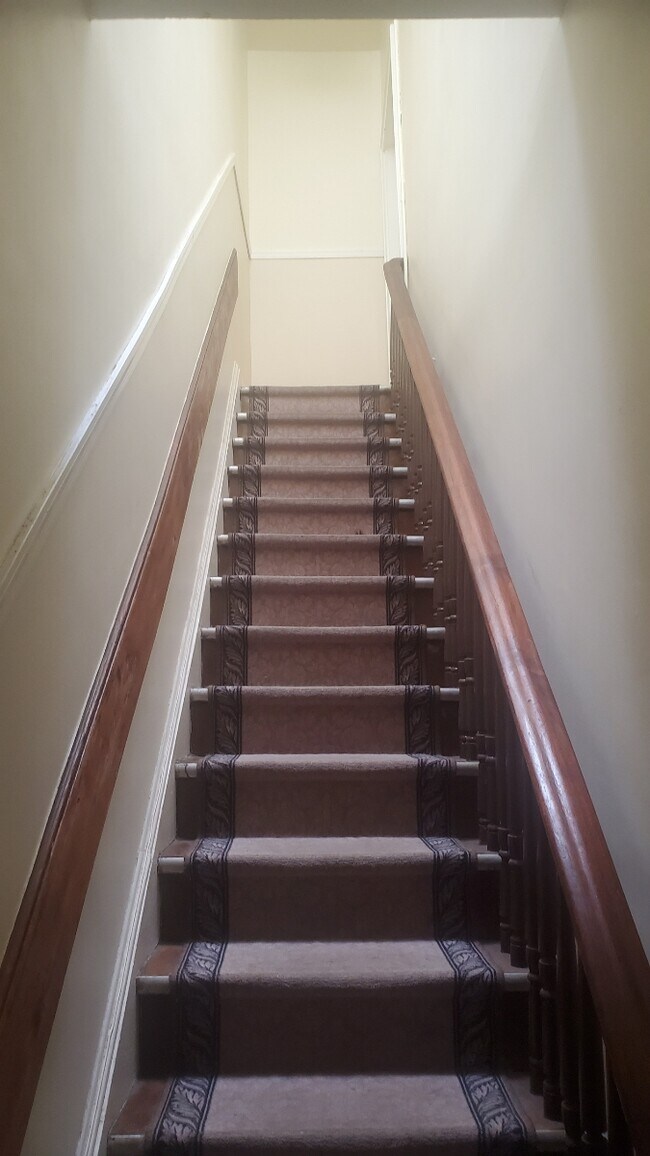 Building Photo - 712 6th St