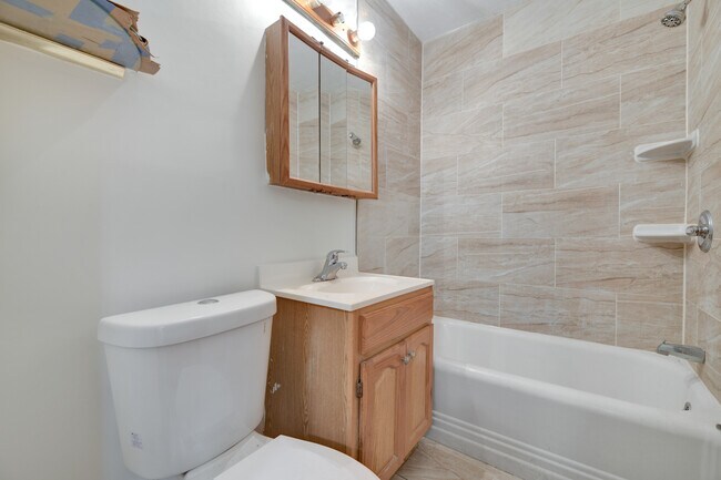 Building Photo - 1221 Raum St NE