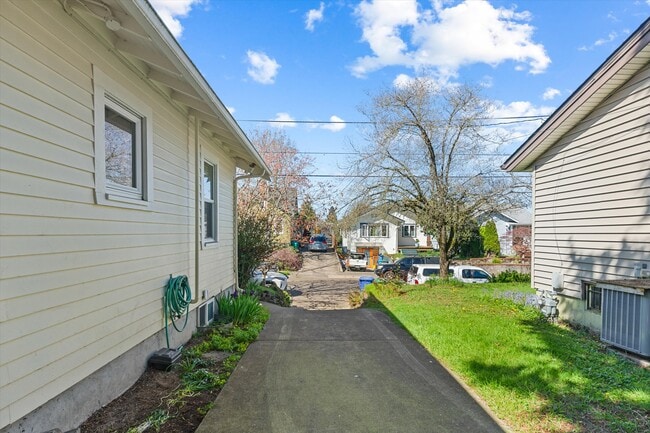 Building Photo - 840 N Farragut St