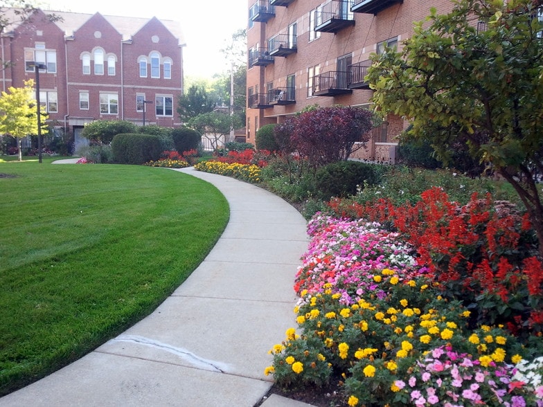 Building Photo - 1000 E 53rd St