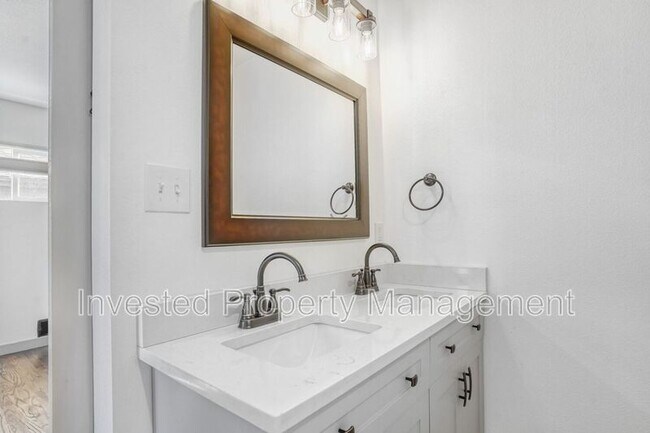 Building Photo - 3004 S Zurich Ct