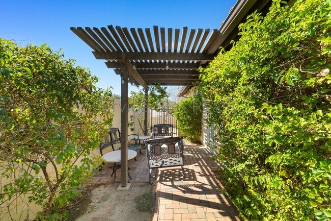 Building Photo - 1703 N La Rosa Dr