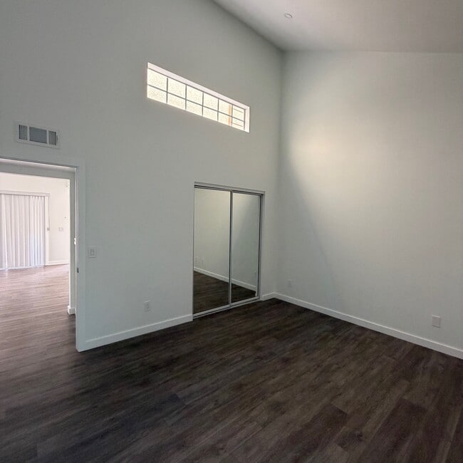 Building Photo - 800 N June St