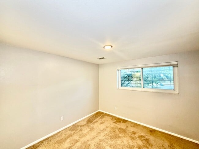 Building Photo - 387 S Queen Cir