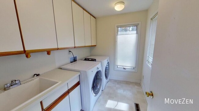 Building Photo - 2323 Ridgefield Dr