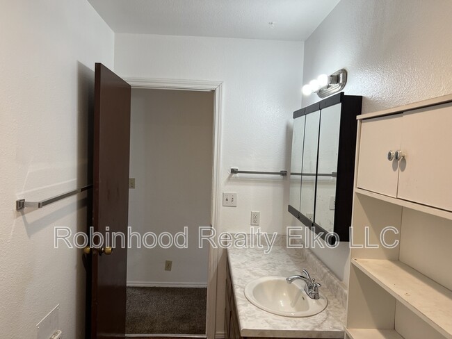 Building Photo - 395 Parkchester Dr