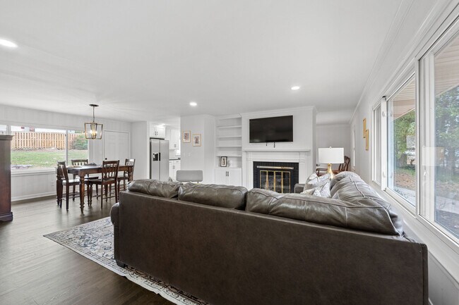 Building Photo - 743 Lancaster Rd