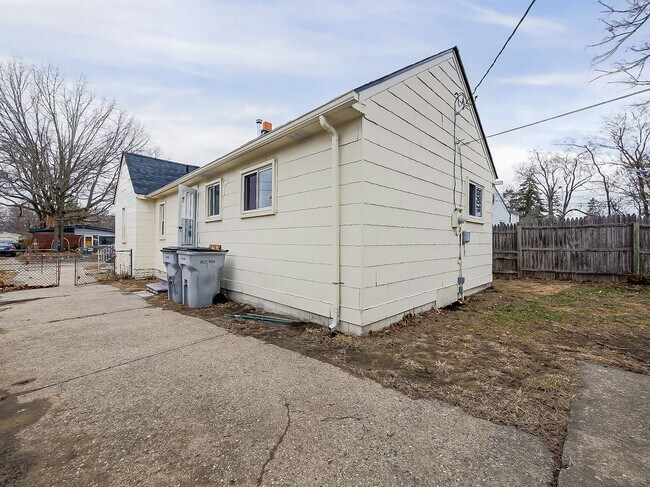 Building Photo - SECTION 8 ACCEPTED! Fresh Start in the Heart of Hazel Park – 3 Bedroom Charmer on Powell Ave