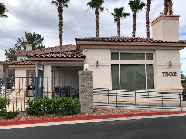 Building Photo - Spacious 2 Bedroom Condo in Gated Community!