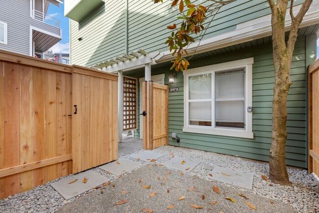 Building Photo - Charming AIR CONDITIONED Alki Townhome