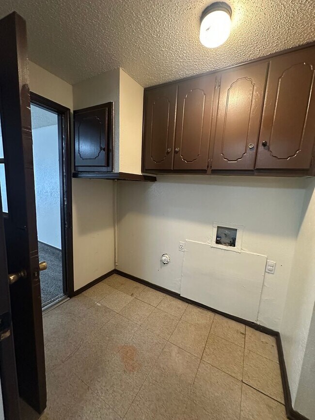 Building Photo - Spacious 4 bed, 1.5 bath