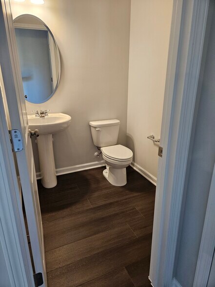 Building Photo - 530 Light Oak Way