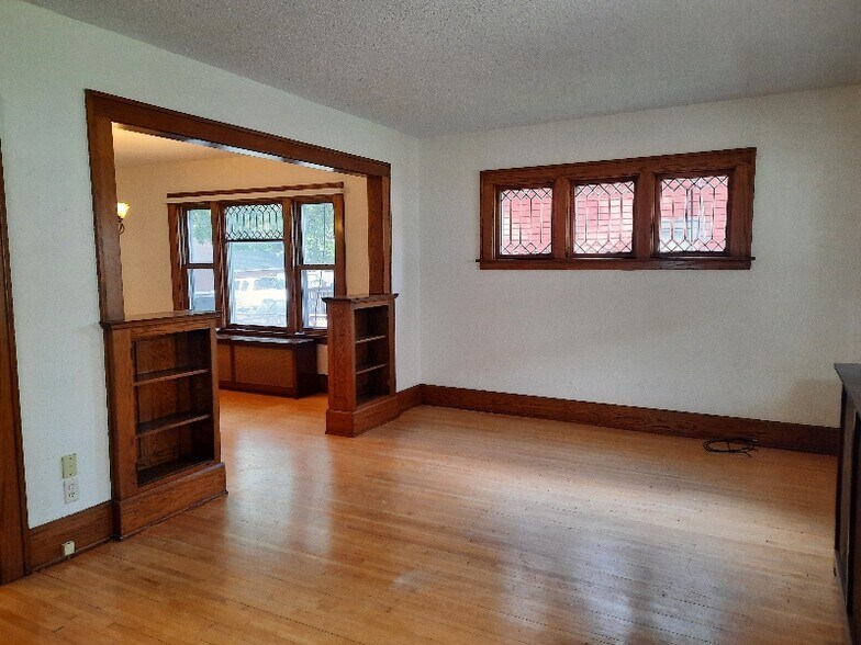 Building Photo - 208 4th Ave NW