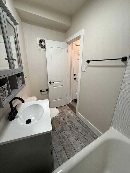 Building Photo - 3838 N Greenview Ave