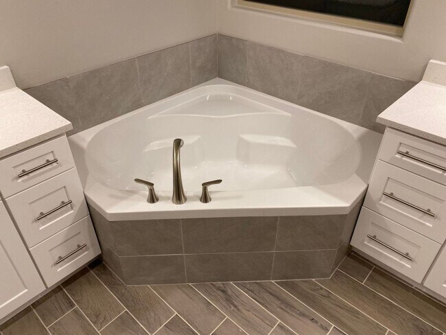 Building Photo - Wonderful 3 Bedroom Townhome. Water, sewer and garbage included.