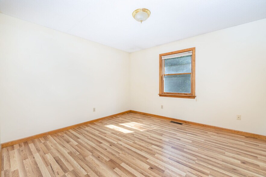 Building Photo - 84 Eastwood Dr