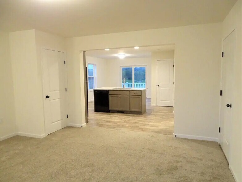 Building Photo - 2 Broken Arrow Dr