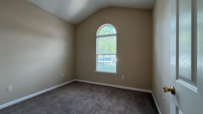 Building Photo - 3 bedroom - 2 bathroom - Stonelake Townhom...