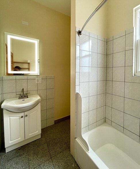 Building Photo - 2028 N Hamlin Ave