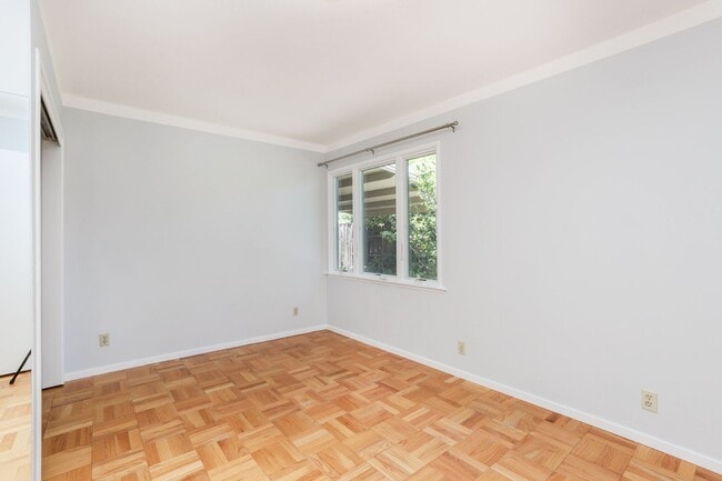 Building Photo - 4 Bed / 2 Bath Welcoming Midtown Palo Alto...