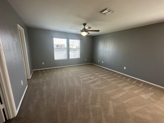 Building Photo - Great Floor Plan ~ Great Location ~ Lots o...