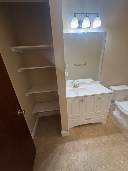 Building Photo - 6622 Lincoln Ave