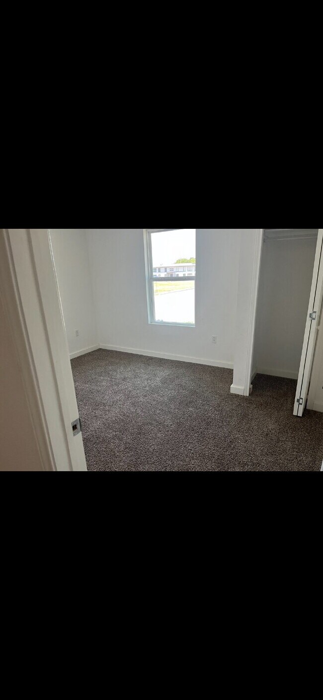 Building Photo - Two Bed/One Bath with Laundry Hook Ups