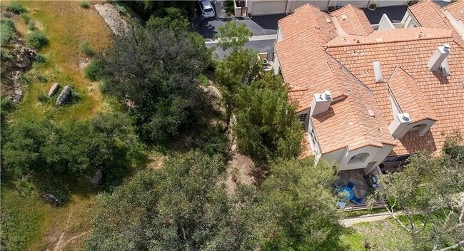 Building Photo - COMPLETELY REMODELED 3 Beds+2.5 Baths 2-st...