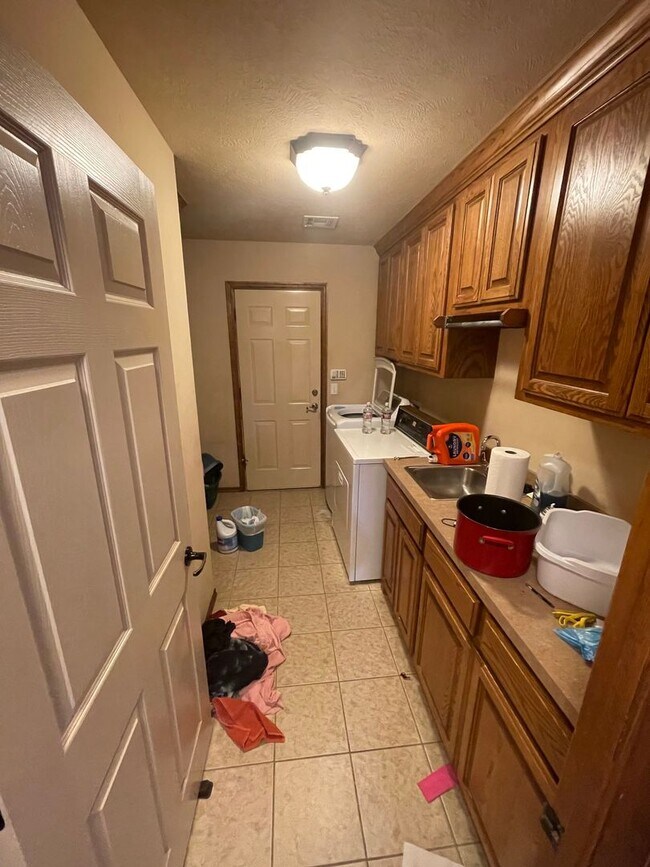 Building Photo - RENT 2 OWN 1,902 sqft - Moore Schools 4/2 - Move In Ready