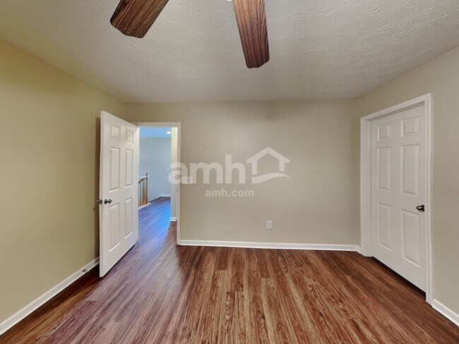 Building Photo - 354 Meadows Ln