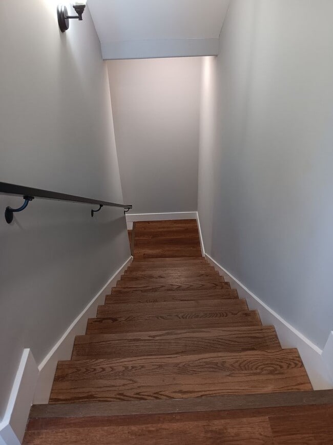 Building Photo - Spacious 6BR Townhome Near UTK | Private B...