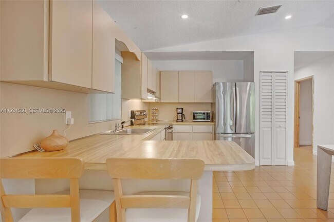 Building Photo - 139 N Bay Harbor Dr